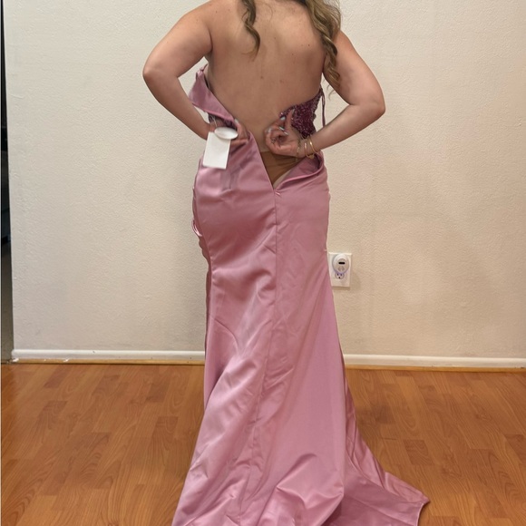 Beautiful pink dress - Picture 3 of 7